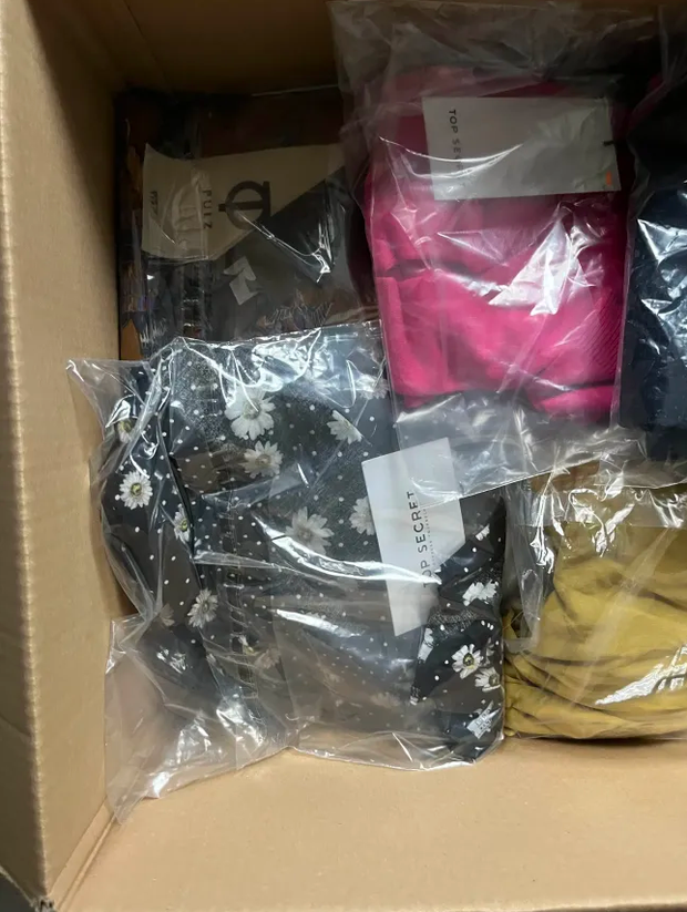 Box odzieżowy 25 sztuk – zwroty konsumenckie | Mix ubrań damskich, dziecięcych i męskich